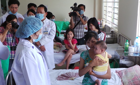 Bộ trưởng thăm hỏi bệnh nhi tại bệnh viện quận Bình Tân